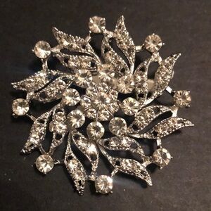 Crystal clear floral silver tone brooch pin​